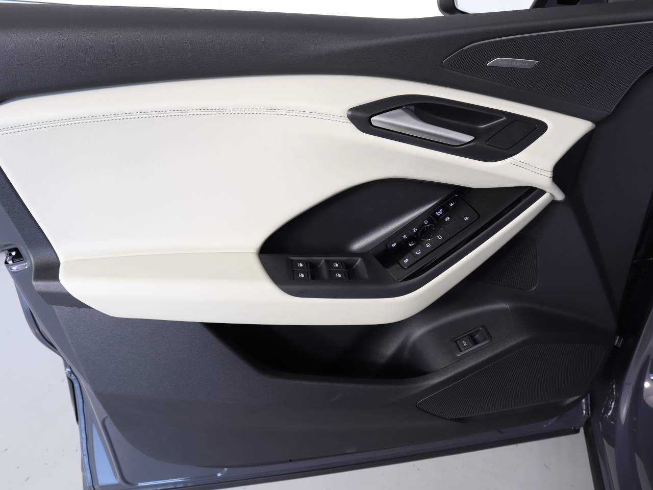 2025 Audi Q6 e-tron quattro Premium Plus
