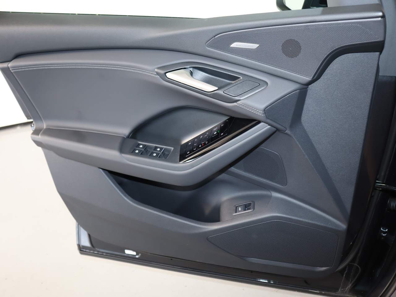 2025 Audi Q6 e-tron quattro Premium Plus
