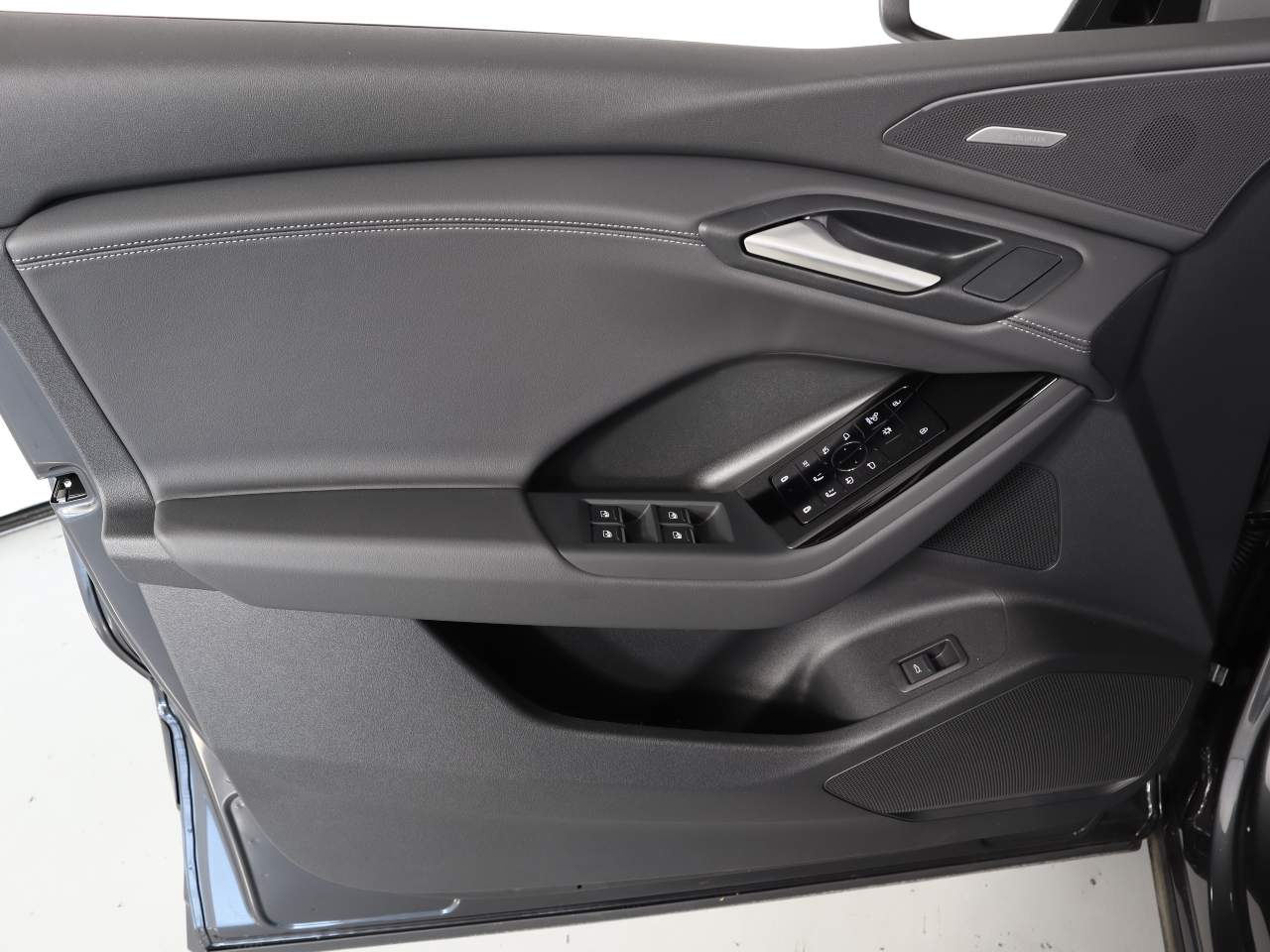 2025 Audi Q6 e-tron quattro Premium Plus