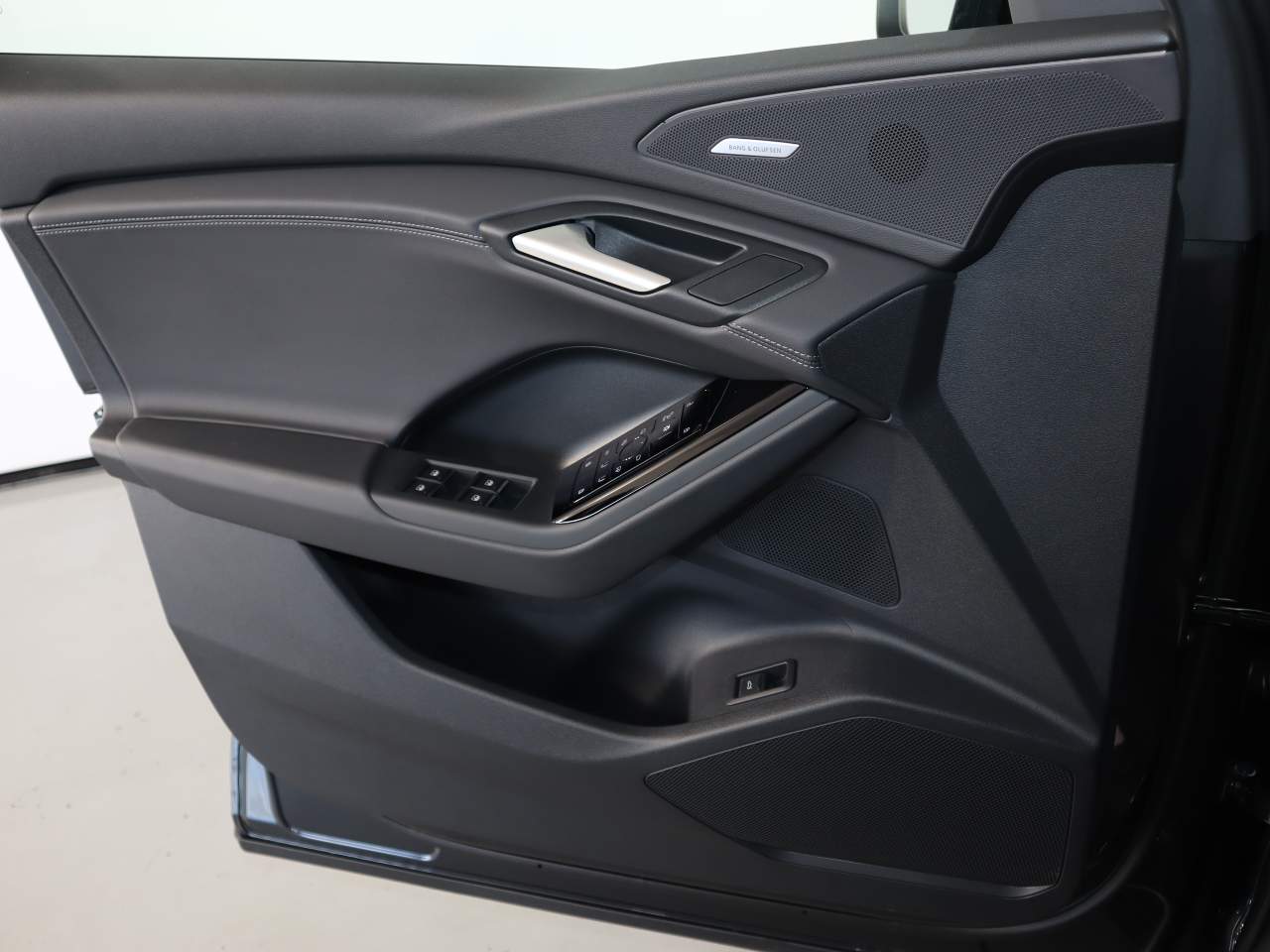 2025 Audi Q6 e-tron quattro Premium Plus