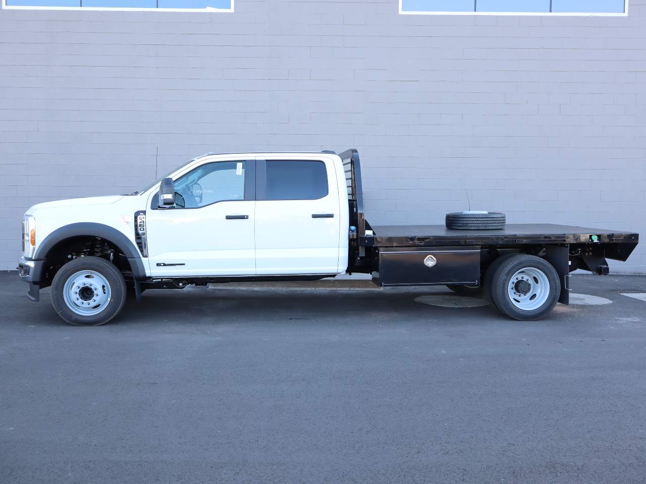 2024 Ford F-450 Super Duty Crew Cab Chassis