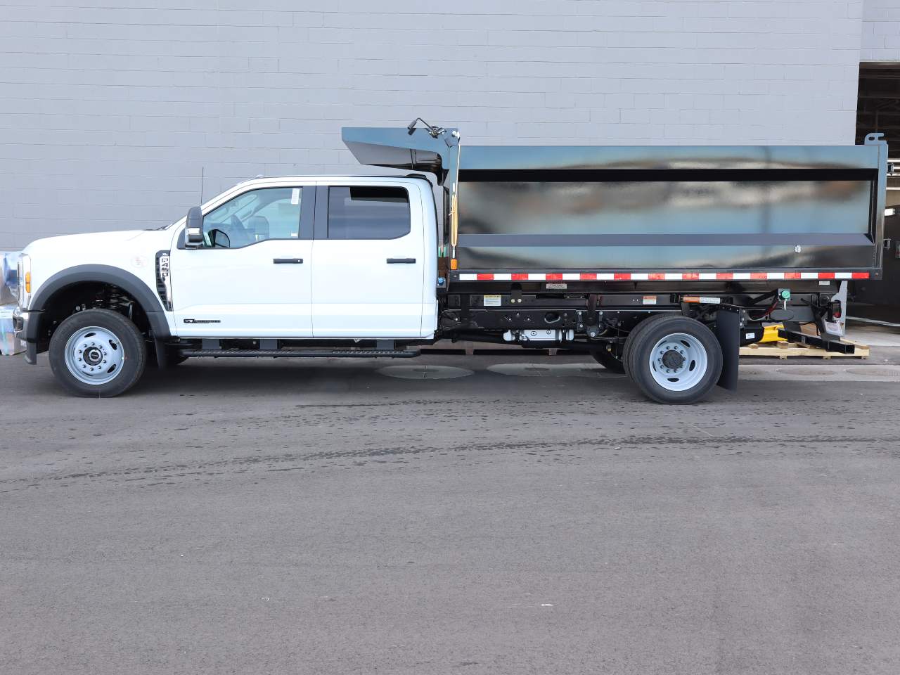 2024 Ford F-450 Super Duty Crew Cab Chassis