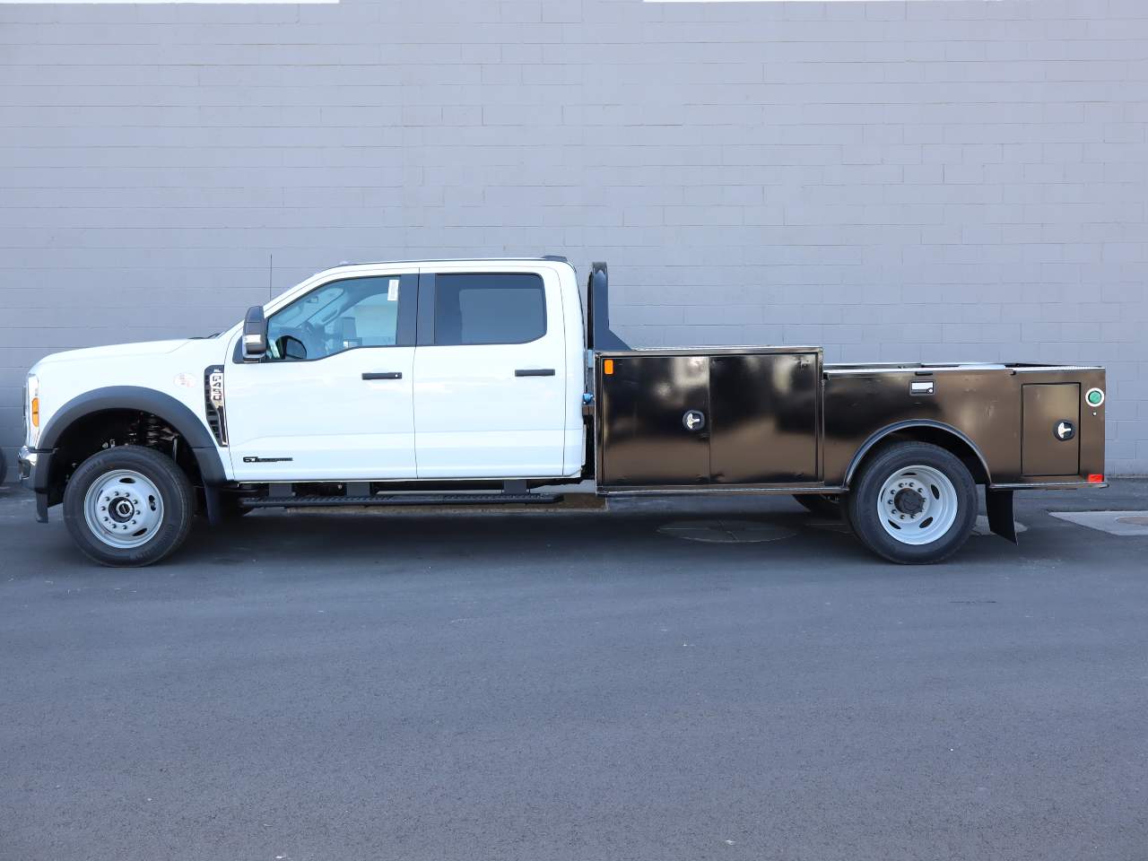 2025 Ford F-450 Super Duty Crew Cab Chassis