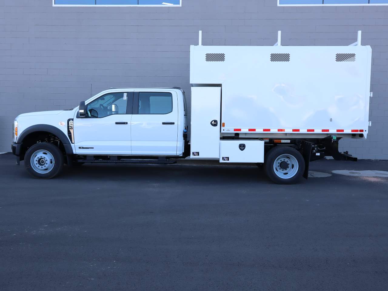 2024 Ford F-450 Super Duty Crew Cab Chassis