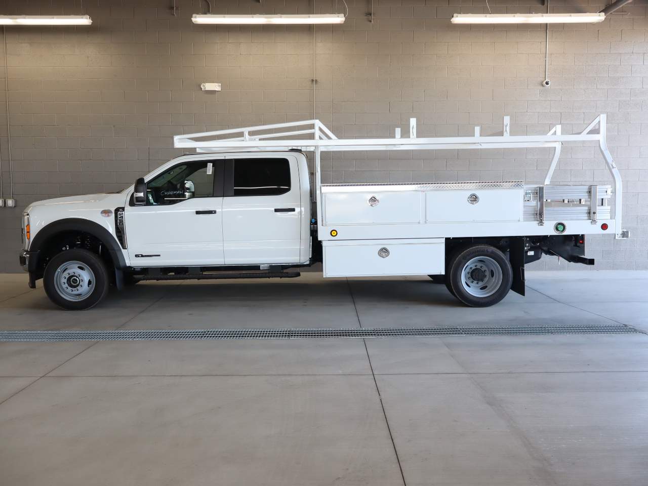 2025 Ford F-450 Super Duty Crew Cab Chassis