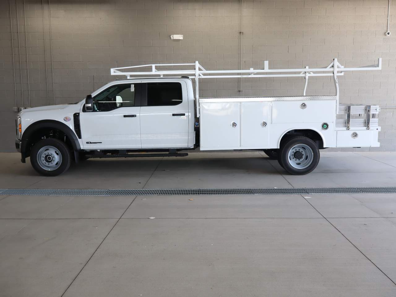 2027 Ford F-450 Super Duty Crew Cab Chassis