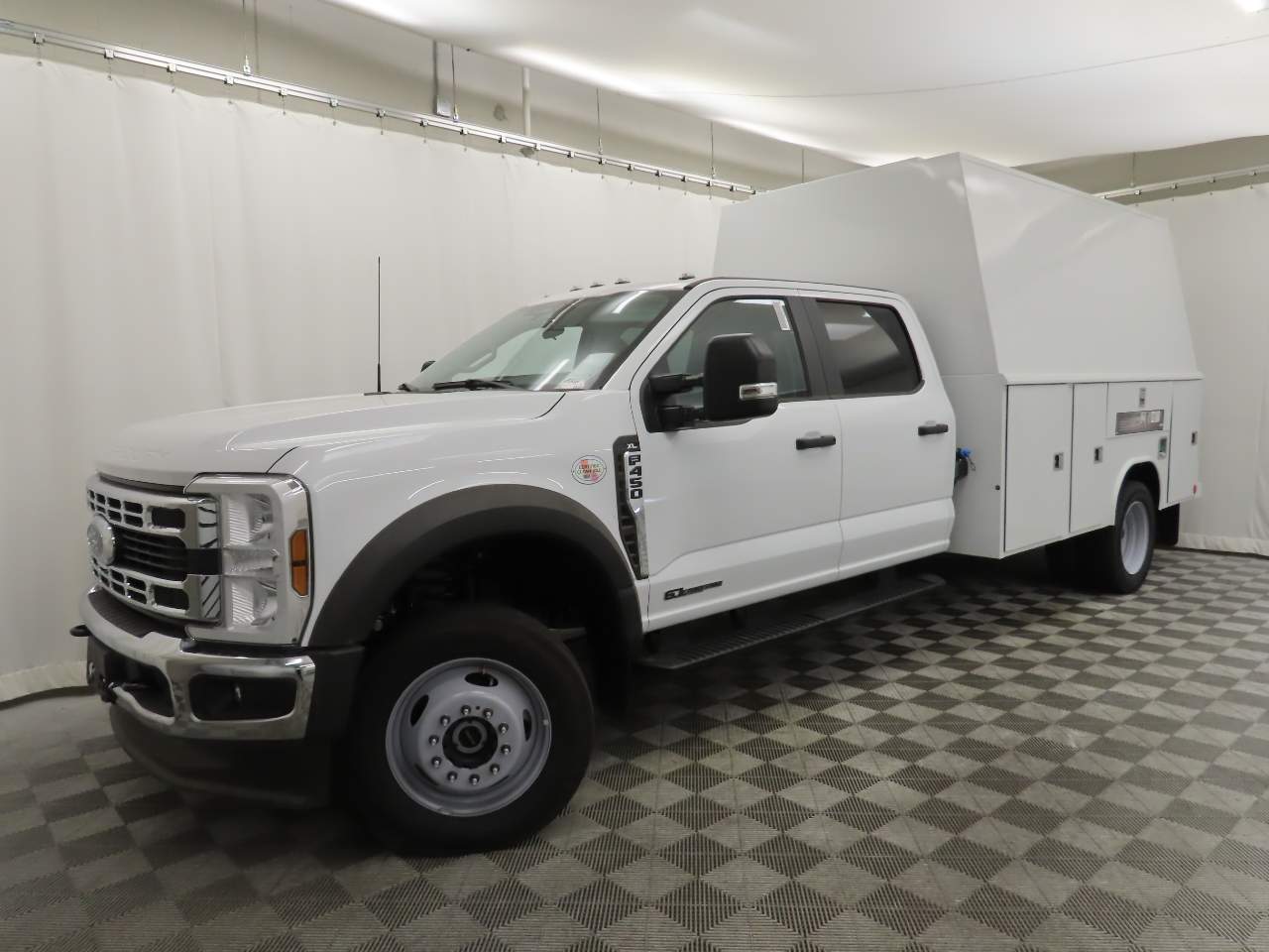 2024 Ford F-450 Super Duty Crew Cab Chassis