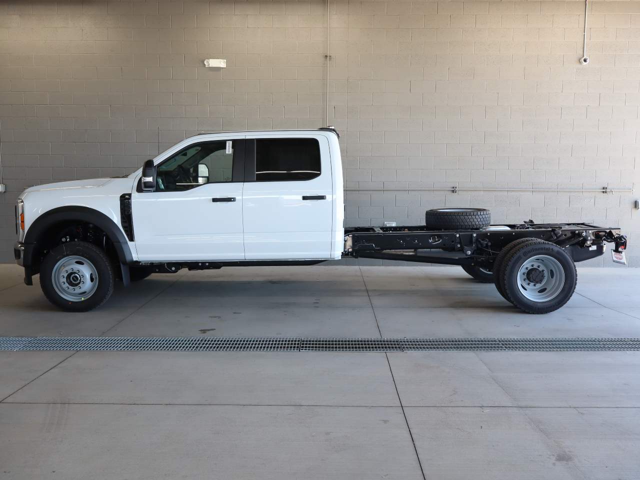 2027 Ford F-550 Super Duty Crew Cab Chassis