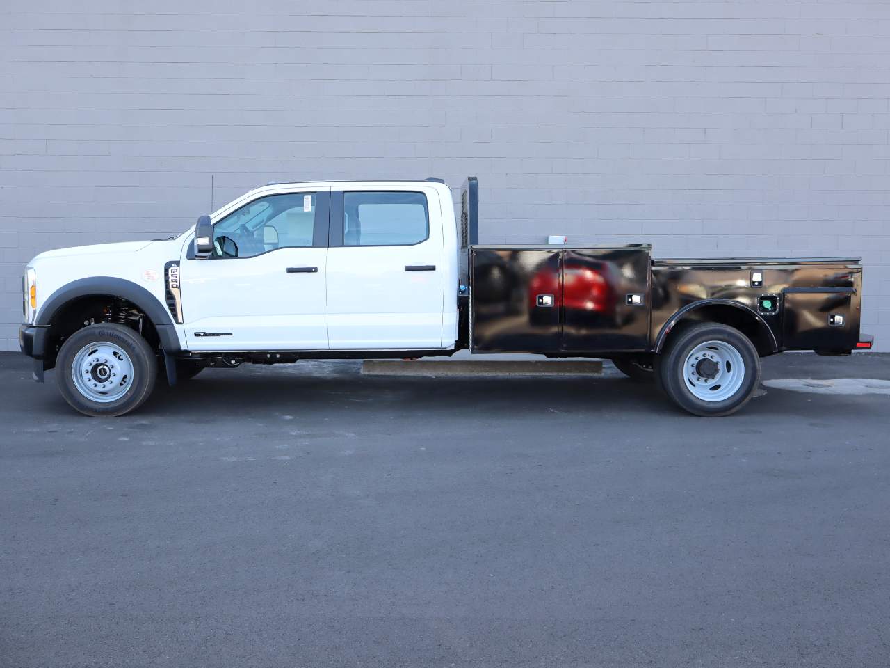 2025 Ford F-550 Super Duty Crew Cab Chassis