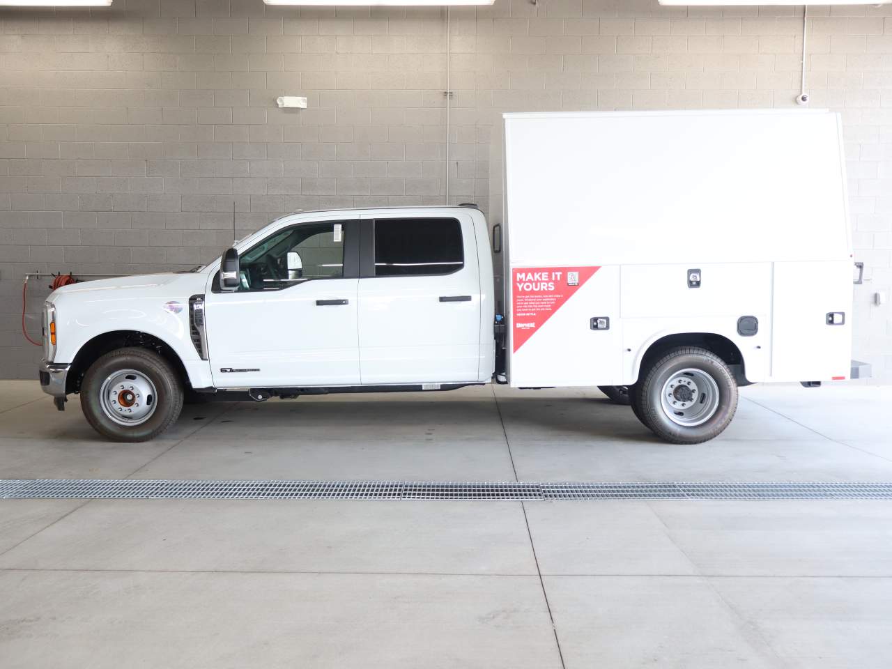 2025 Ford F-350 Super Duty DRW Crew Cab XL