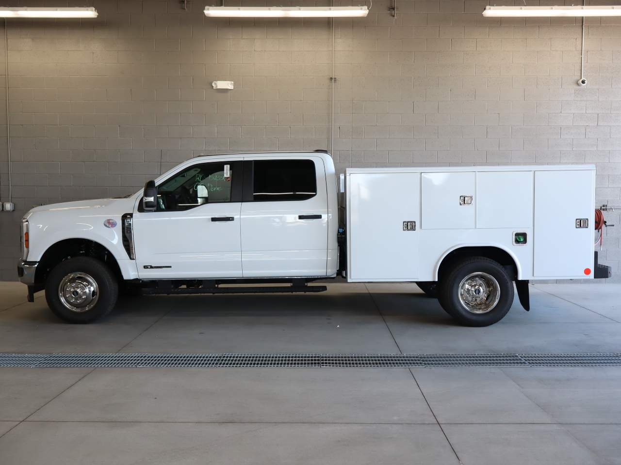 2025 Ford F-350 Super Duty DRW Crew Cab XL