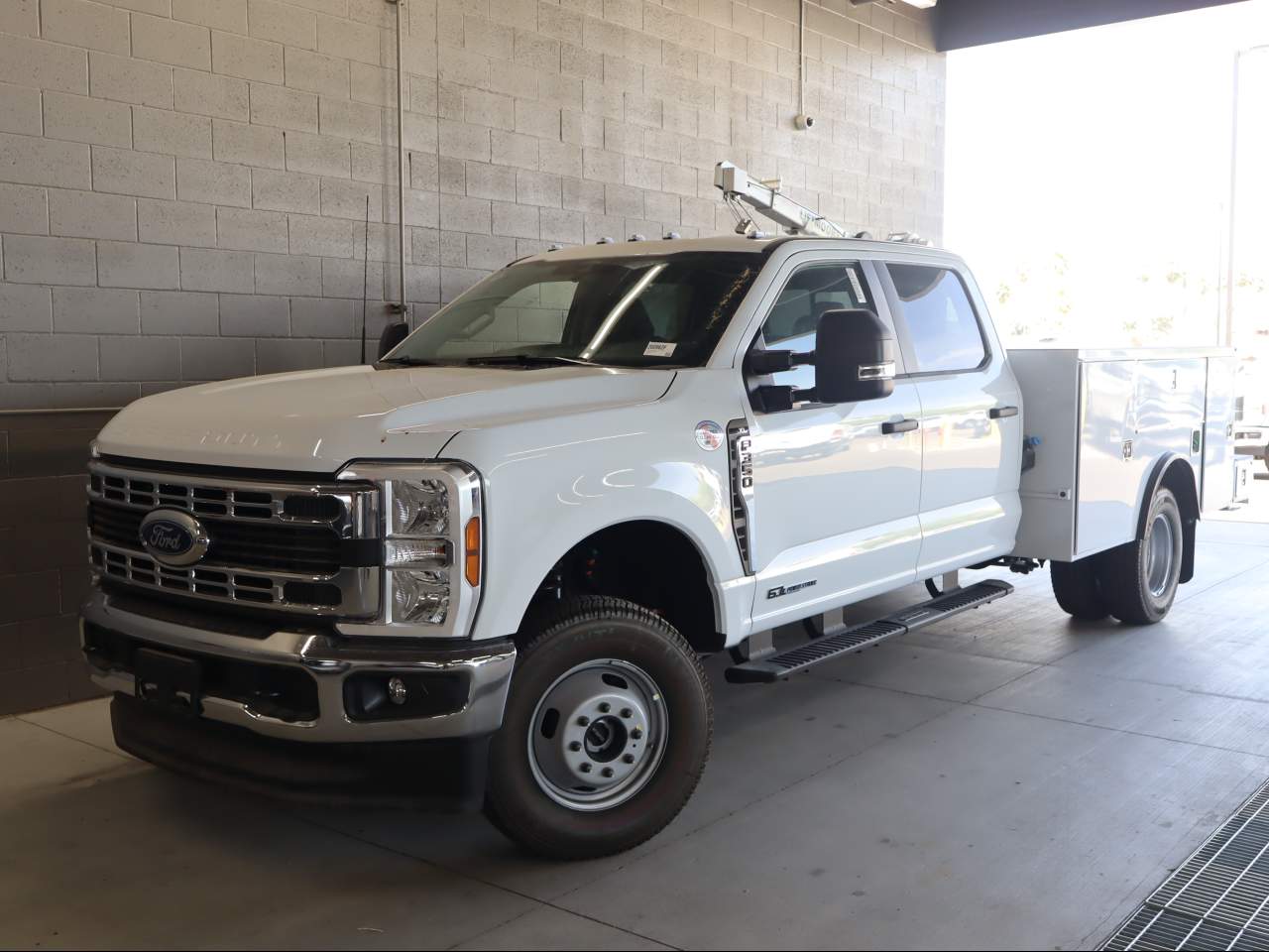2026 Ford F-350 Super Duty DRW Crew Cab XL