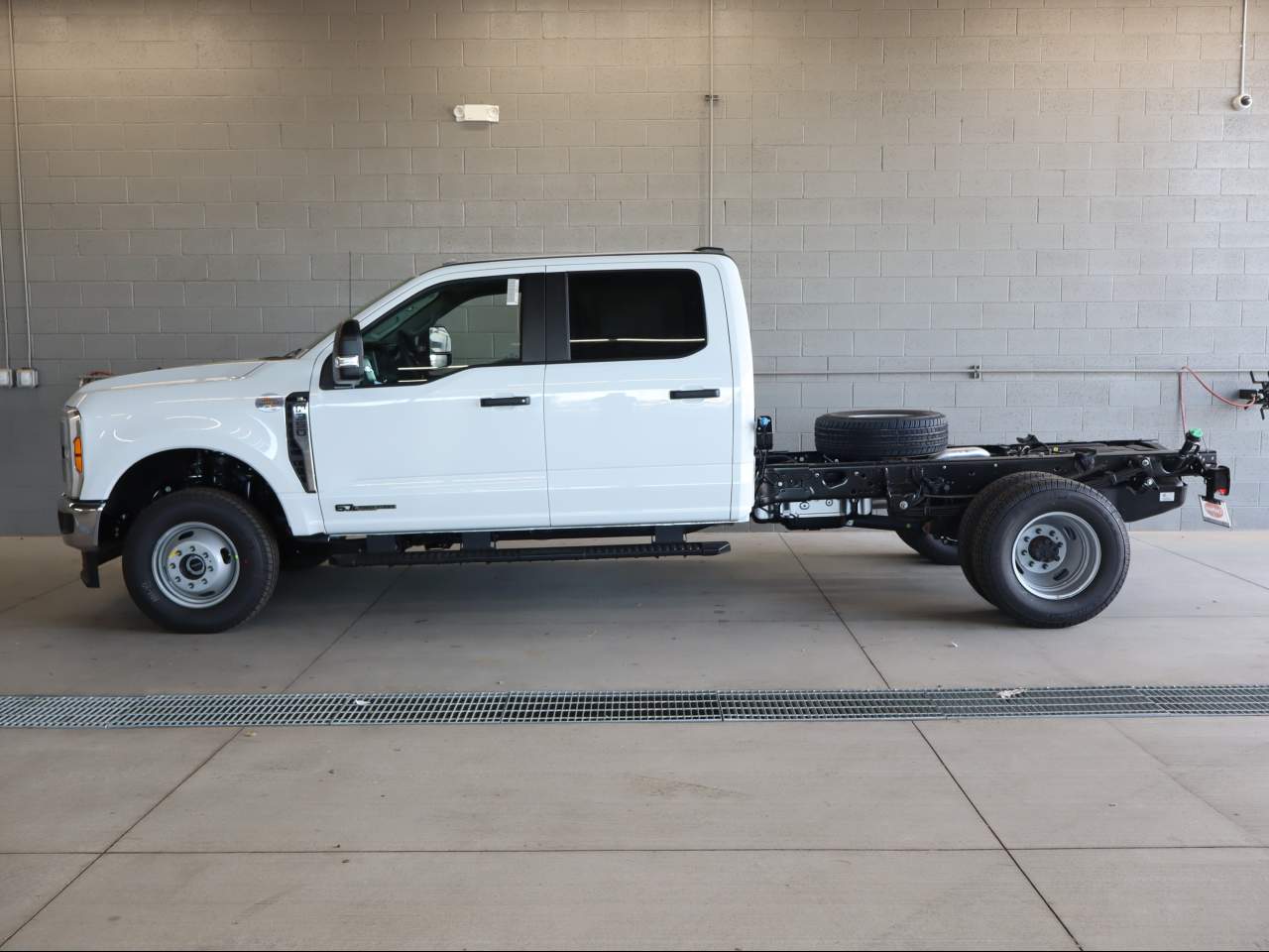 2026 Ford F-350 Super Duty DRW Crew Cab XL