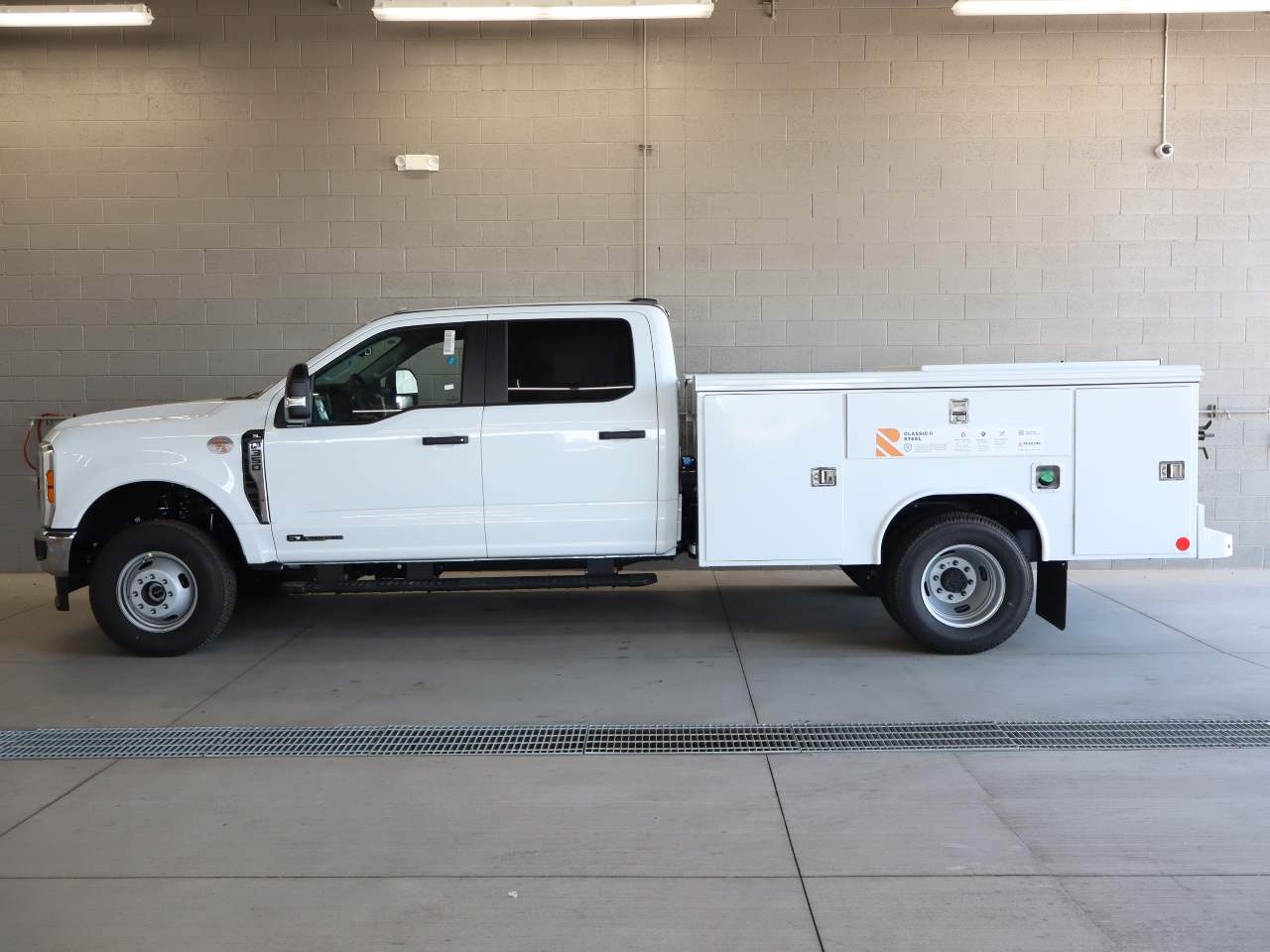 2026 Ford F-350 Super Duty DRW Crew Cab XL