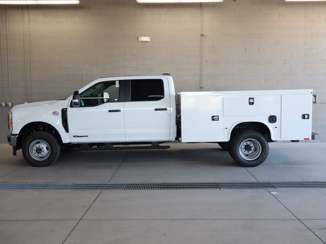 2027 Ford F-350 Super Duty DRW Crew Cab XL