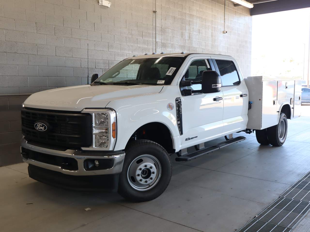 2027 Ford F-350 Super Duty DRW Crew Cab XL