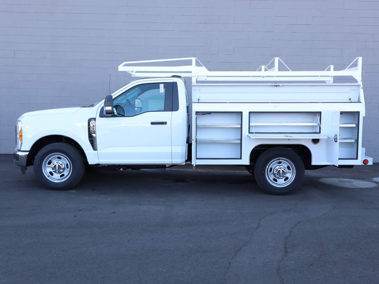 2025 Ford F-350 Super Duty Chassis Cab XL - Photo 7