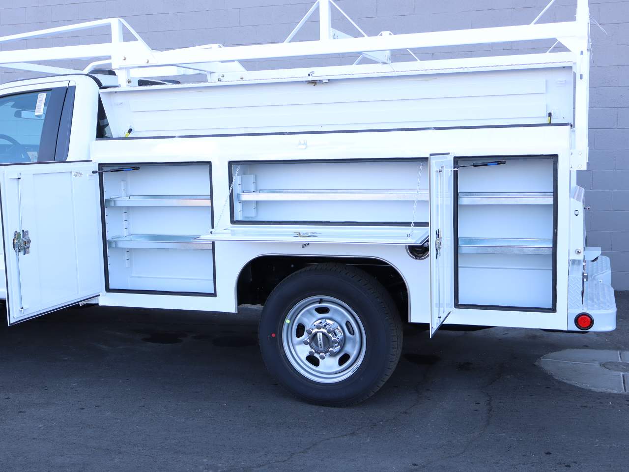 2025 Ford F-350 Super Duty Chassis Cab XL - Photo 8