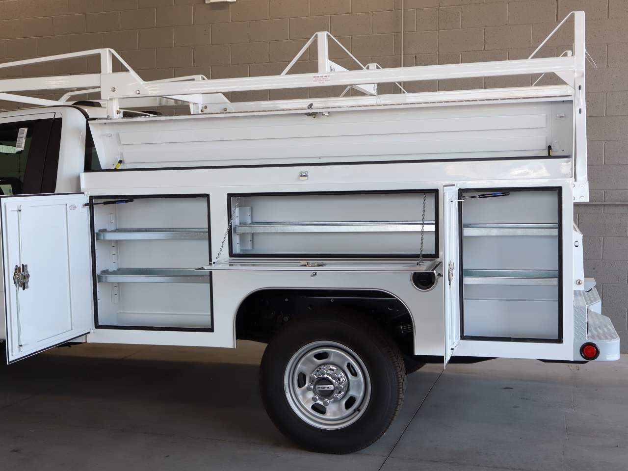 2025 Ford F-350 Super Duty Chassis Cab XLT - Photo 8