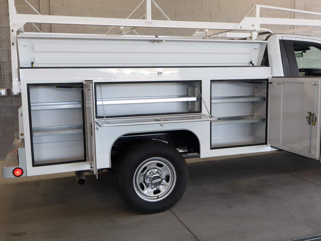 2025 Ford F-350 Super Duty Chassis Cab XLT - Photo 14