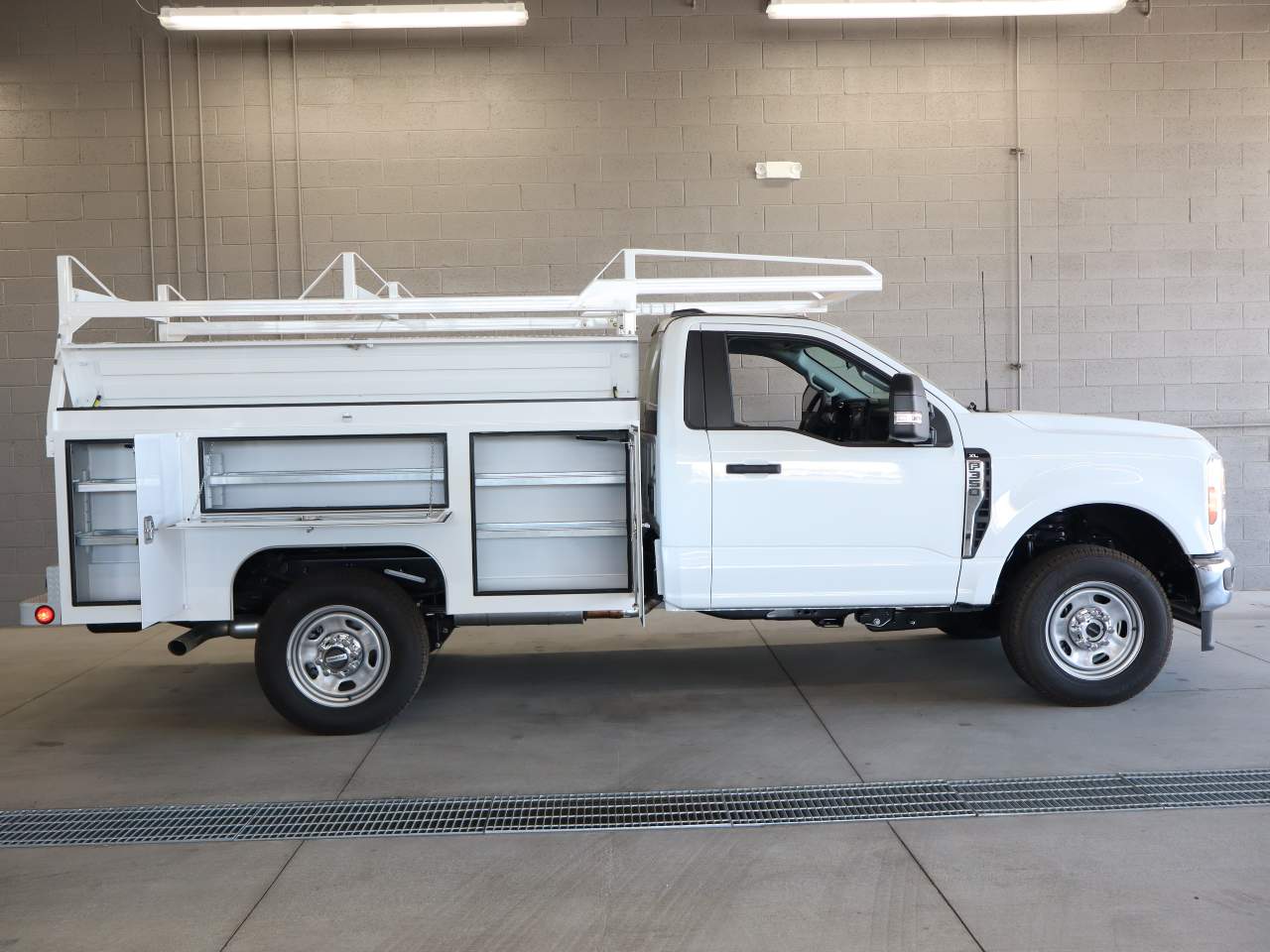 2025 Ford F-350 Super Duty Chassis Cab XLT - Photo 13