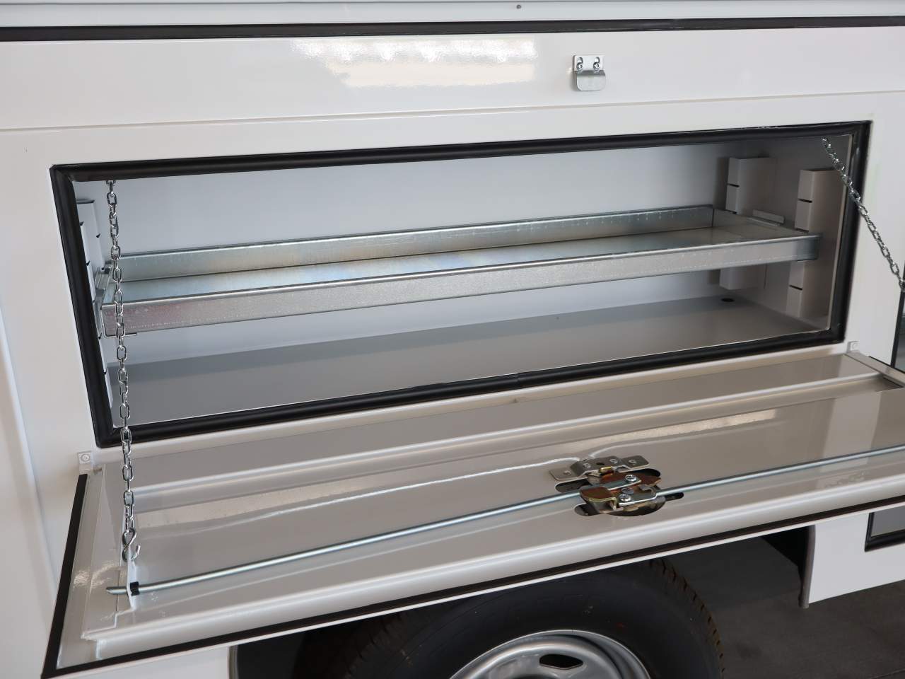 2025 Ford F-350 Super Duty Chassis Cab XLT - Photo 17