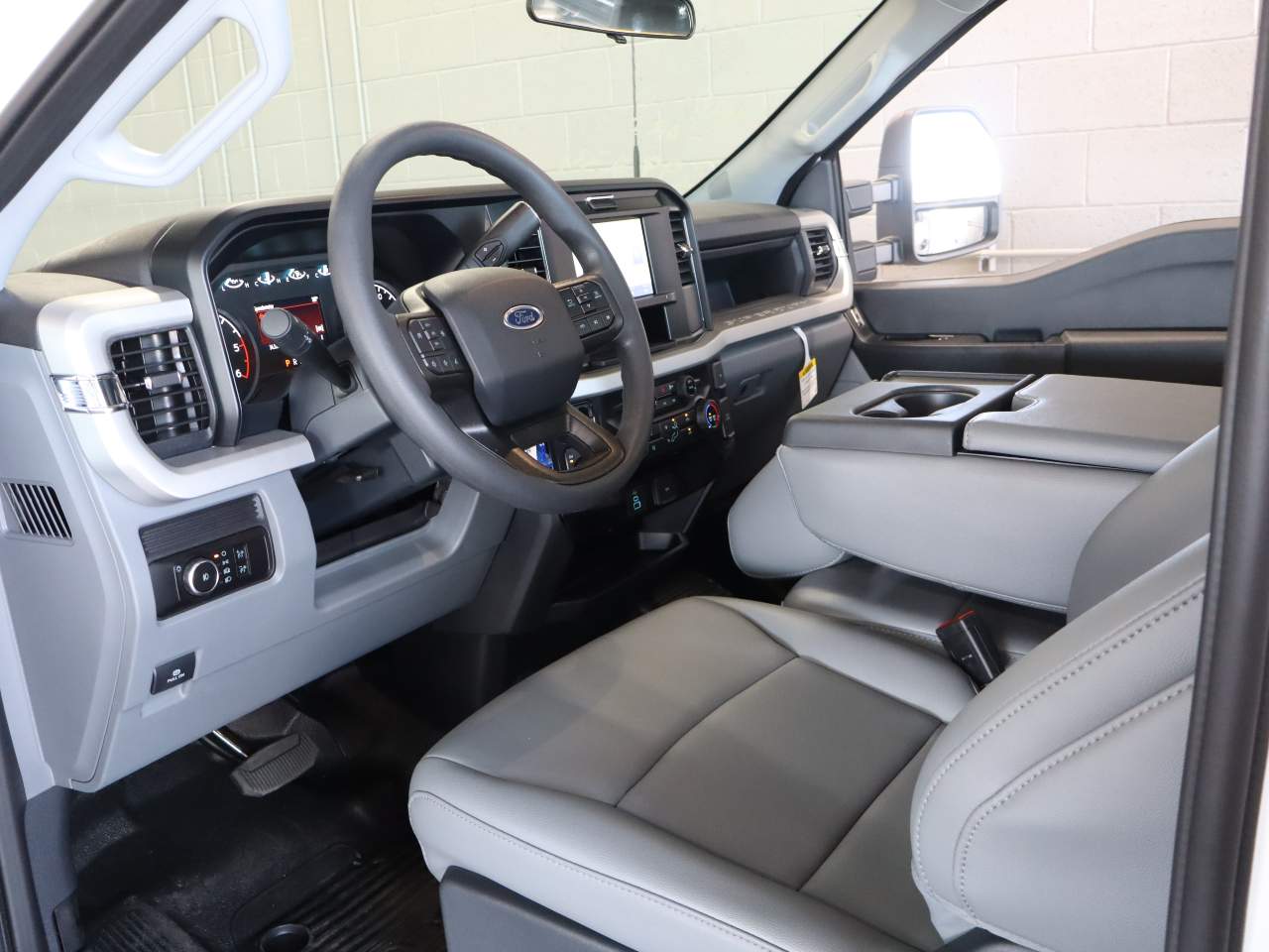 2025 Ford F-350 Super Duty Chassis Cab XLT - Photo 30