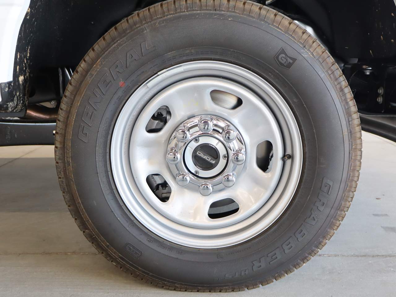 2025 Ford F-350 Super Duty Chassis Cab XLT - Photo 33