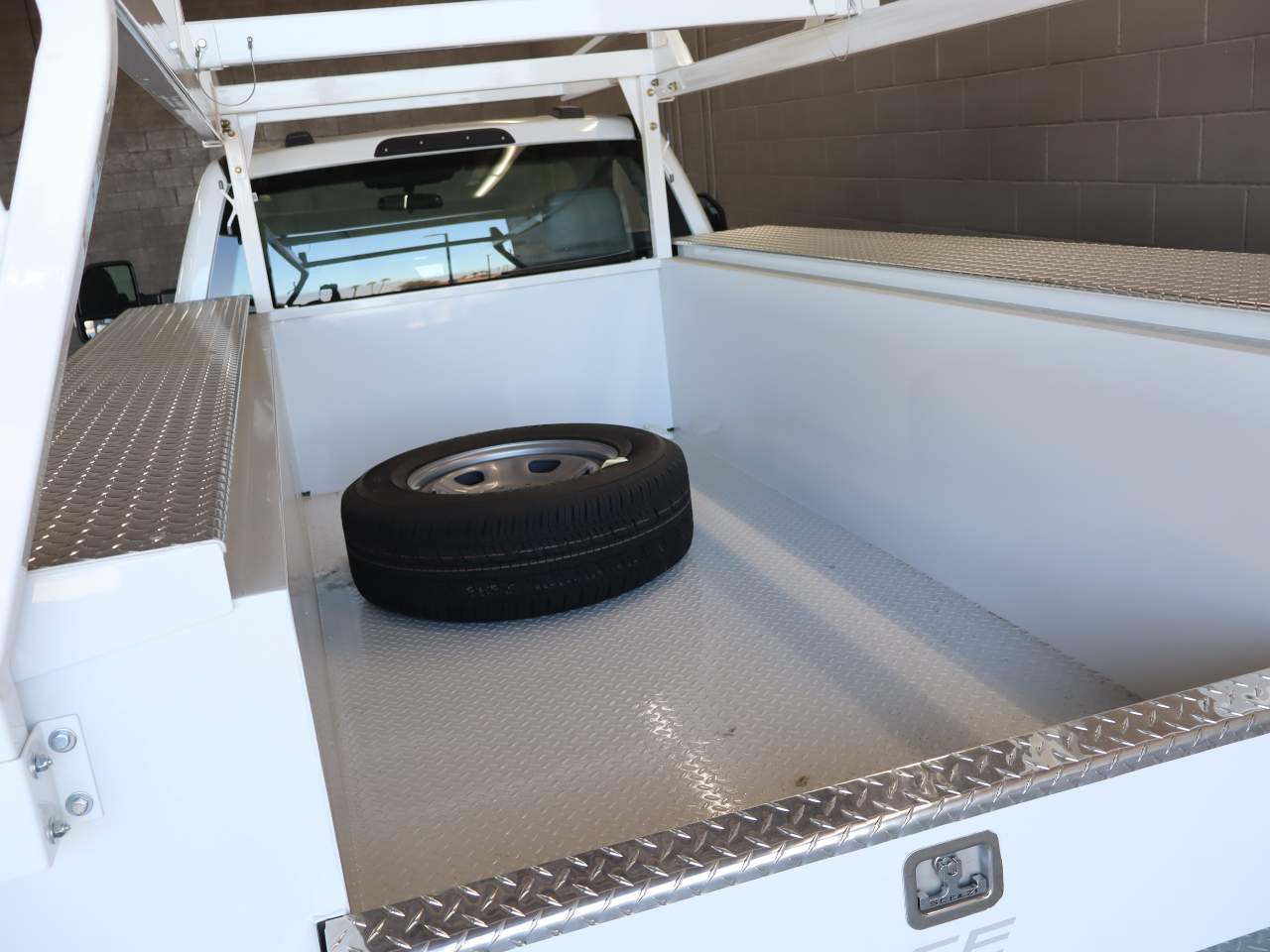 2025 Ford F-350 Super Duty Chassis Cab XLT - Photo 6