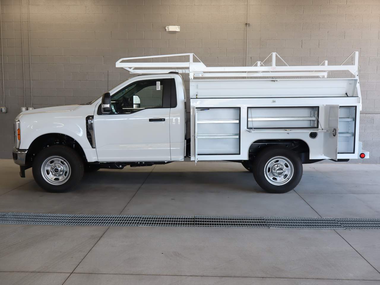 2025 Ford F-350 Super Duty Chassis Cab XLT - Photo 7