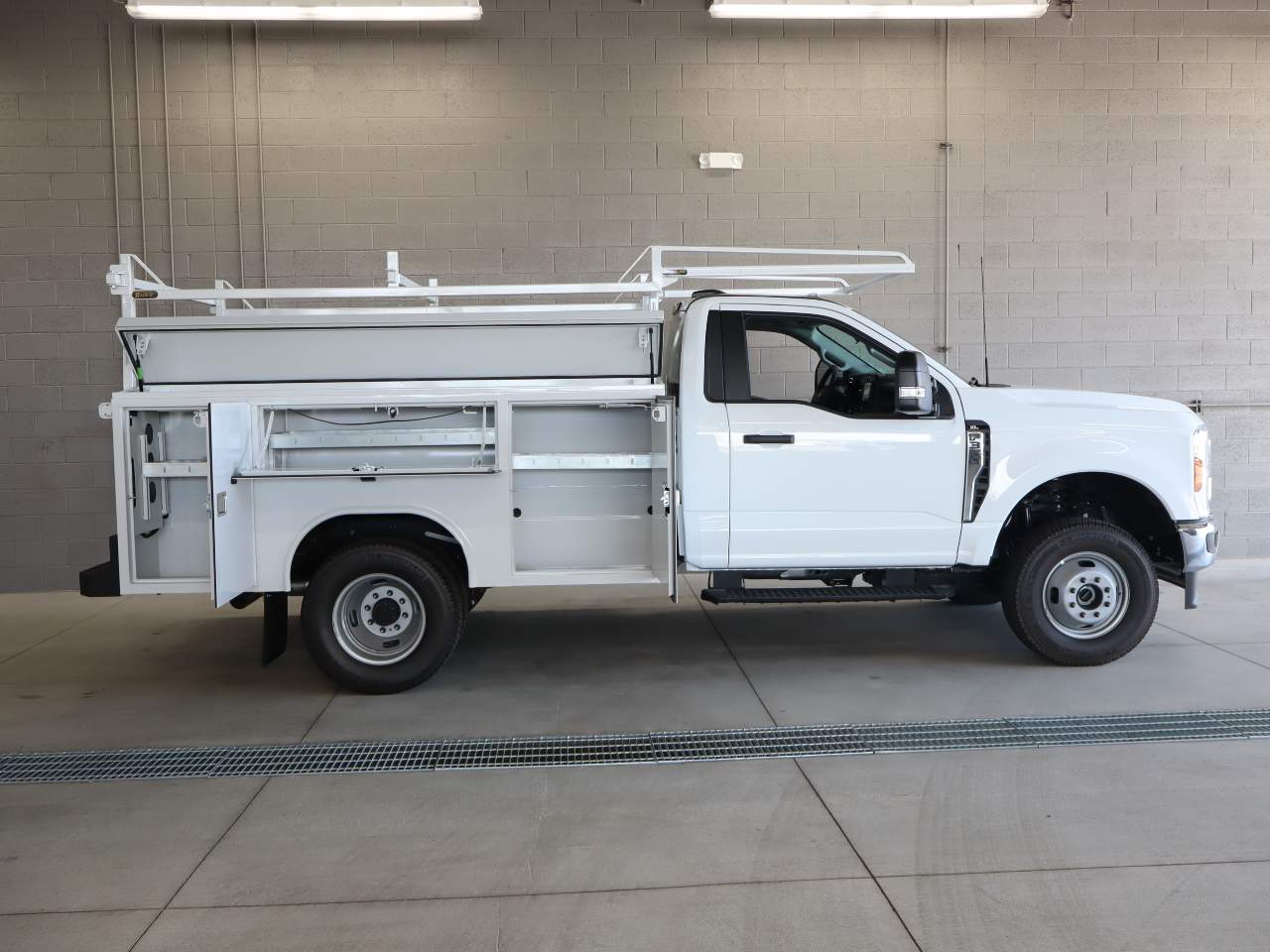 2025 Ford F-350 Super Duty Chassis Cab XL - Photo 13