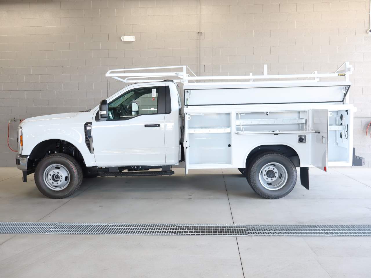 2025 Ford F-350 Super Duty Chassis Cab XL - Photo 7
