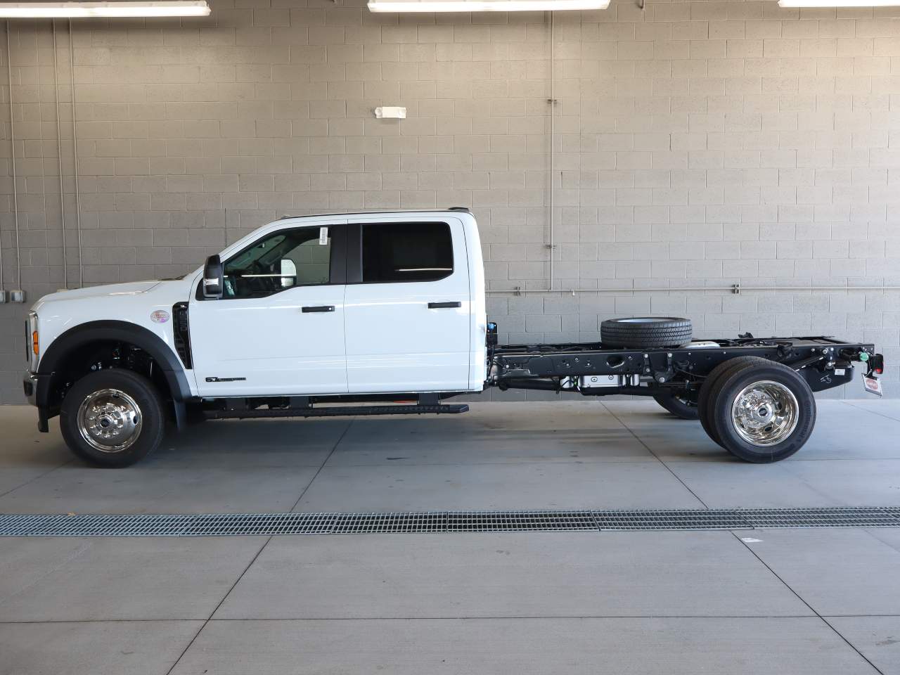 2027 Ford F-550 Super Duty Crew Cab Chassis