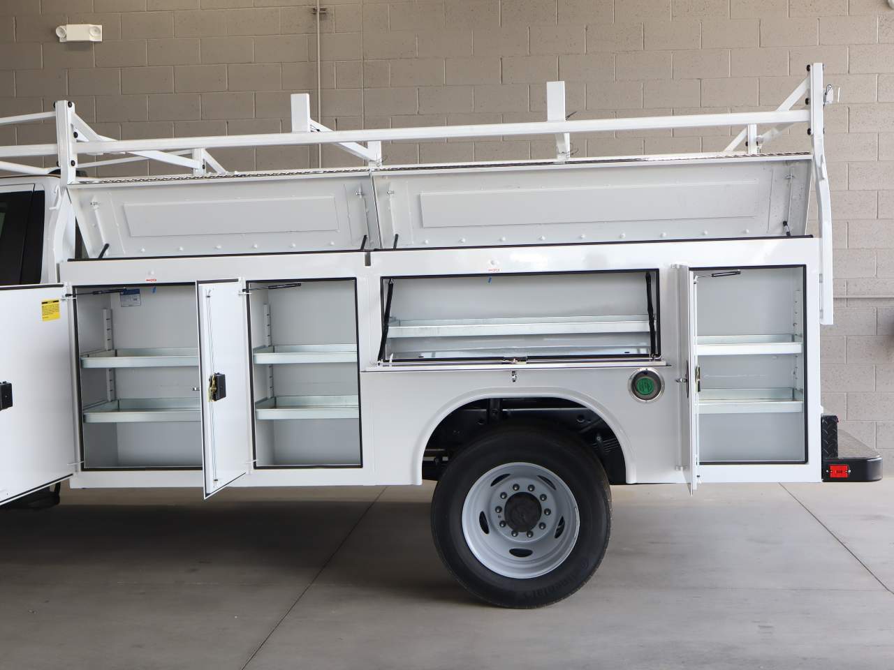 2025 Ford F-550 Super Duty Chassis Cab XL - Photo 8