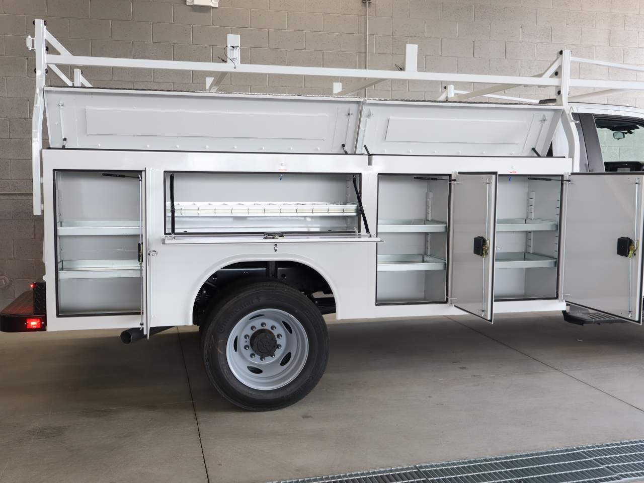 2025 Ford F-550 Super Duty Chassis Cab XL - Photo 15