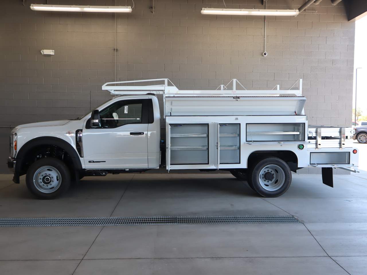 2025 Ford F-550 Super Duty Chassis Cab XL - Photo 7