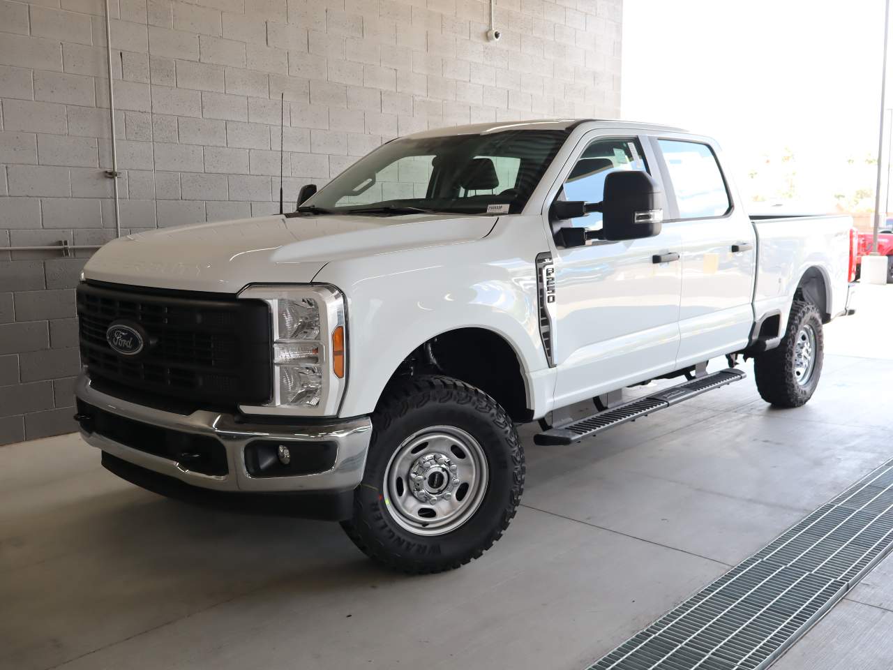 2025 Ford F-250 Super Duty Crew Cab XL
