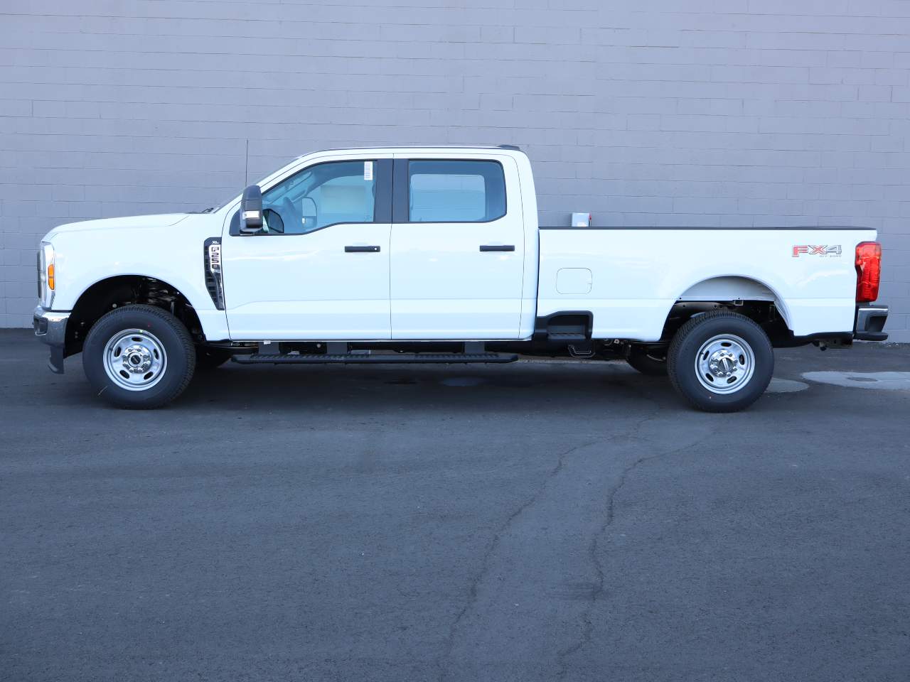 2025 Ford F-250 Super Duty Crew Cab XL