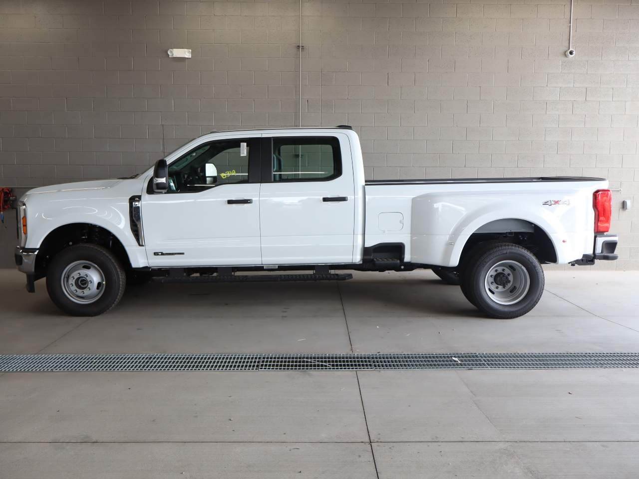 2026 Ford F-350 Super Duty DRW Crew Cab XL