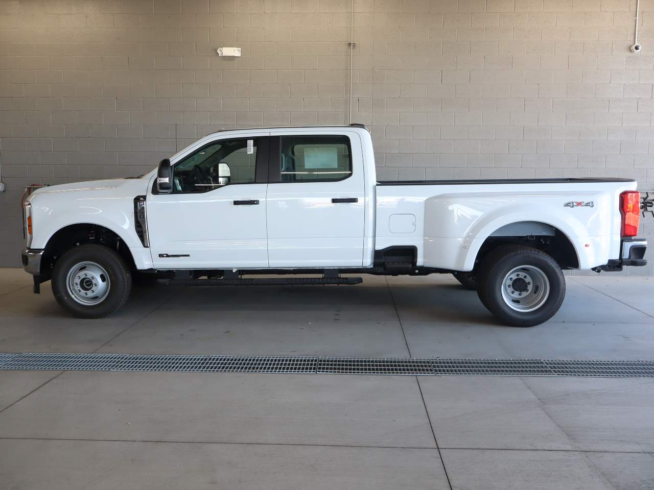 2026 Ford F-350 Super Duty DRW Crew Cab XL