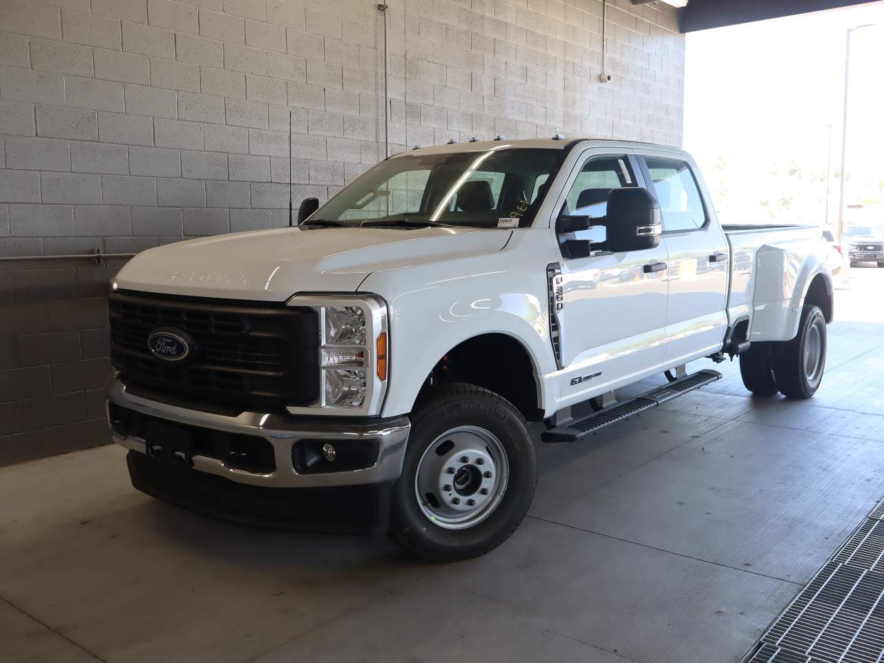 2026 Ford F-350 Super Duty DRW Crew Cab XL
