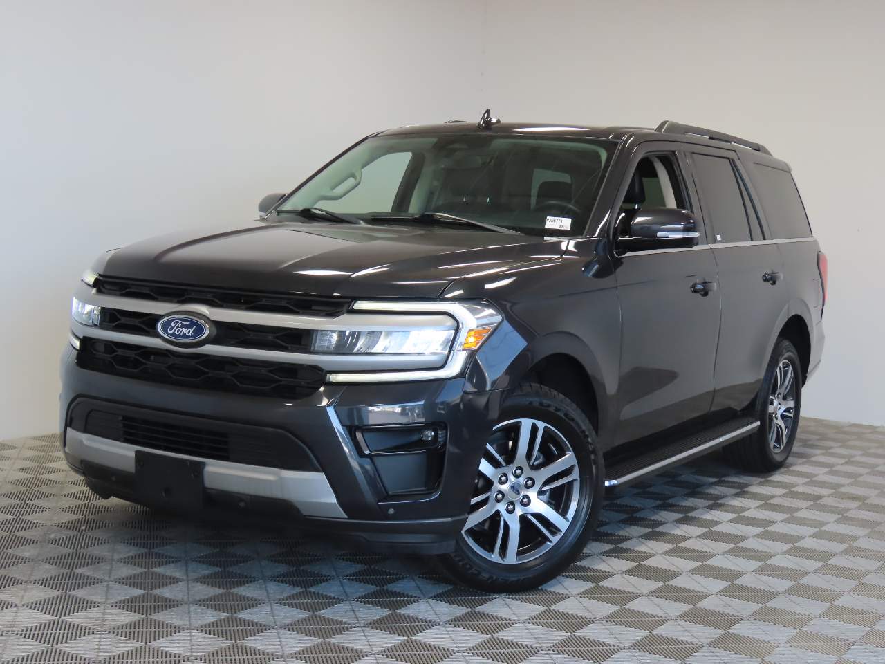 2023 Ford Expedition XLT's photo