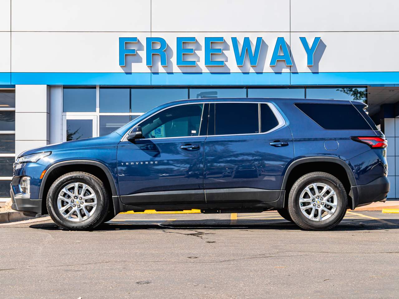 2022 Chevrolet Traverse LS photo 3