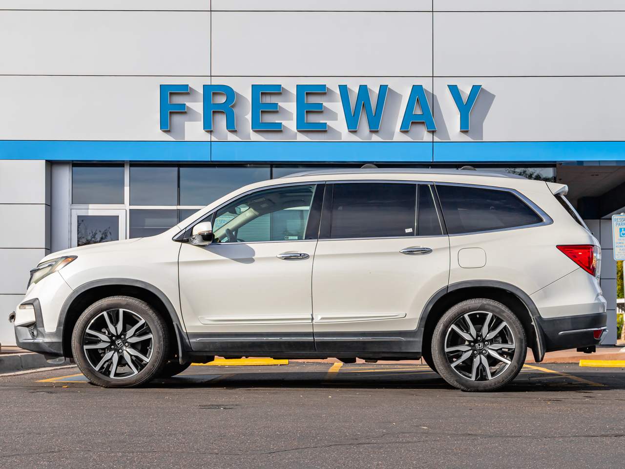 2019 Honda Pilot Touring w/Rear Captain's Chairs