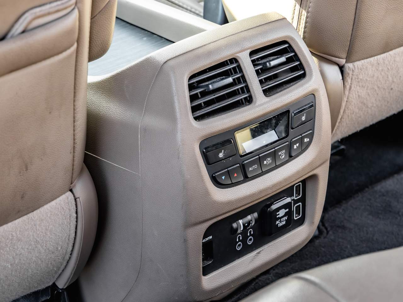 2019 Honda Pilot Touring w/Rear Captain's Chairs