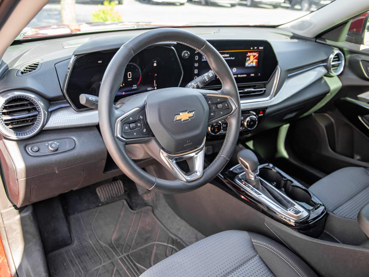 2024 Chevrolet Trax LT - Photo 8