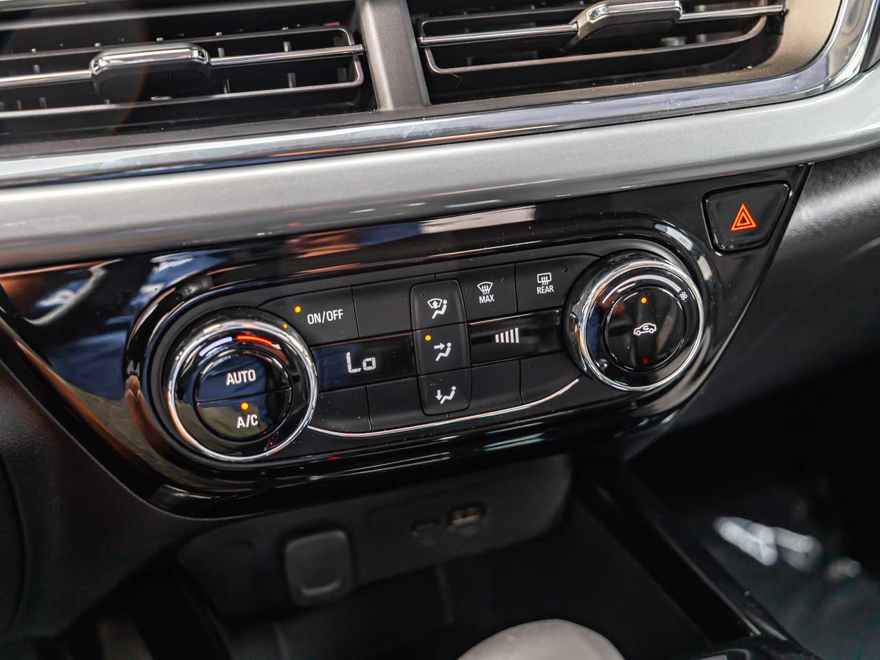 2025 Chevrolet Trax LT - Photo 16