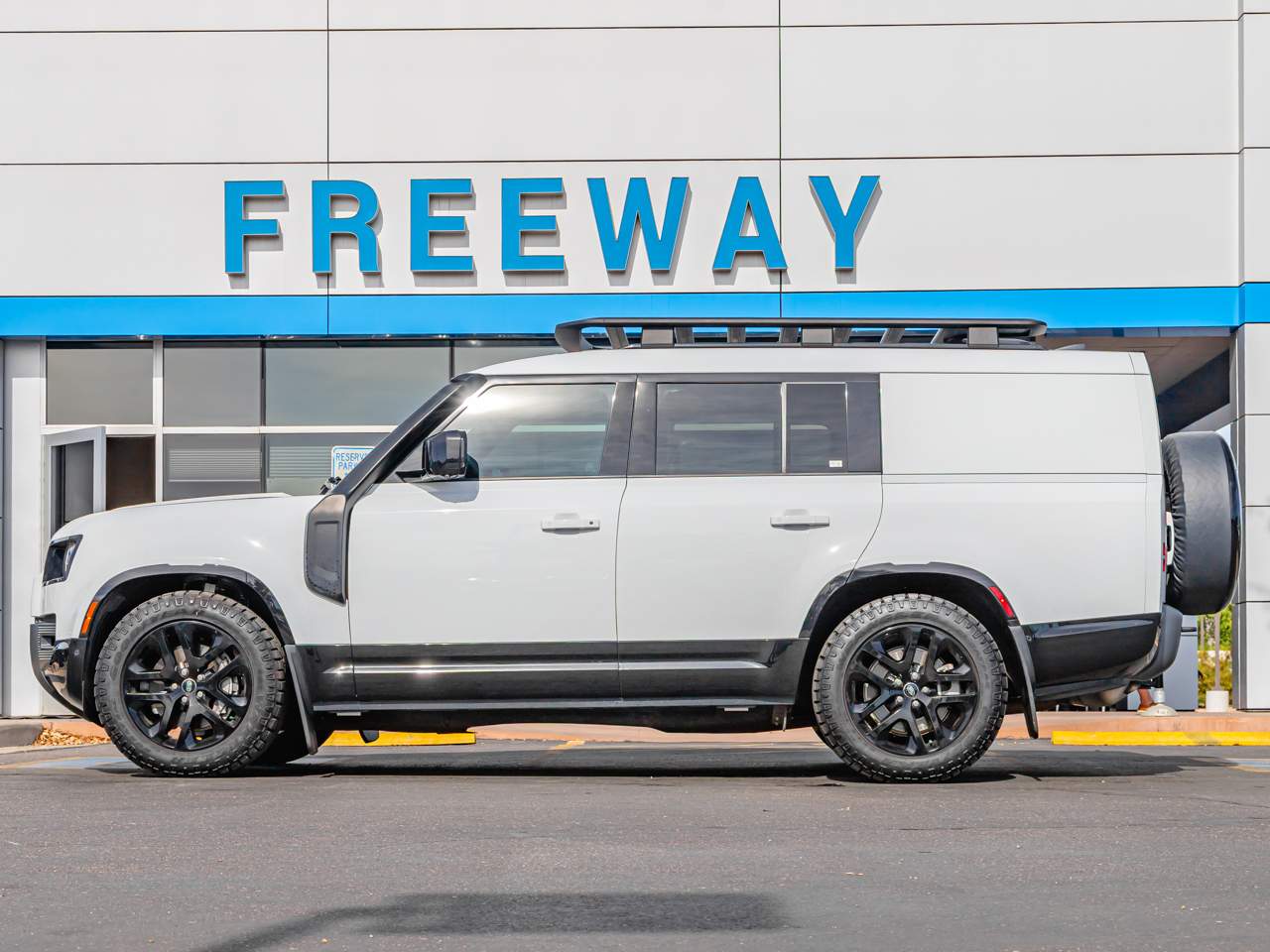 2024 Land Rover Defender 130 P400 Outbound
