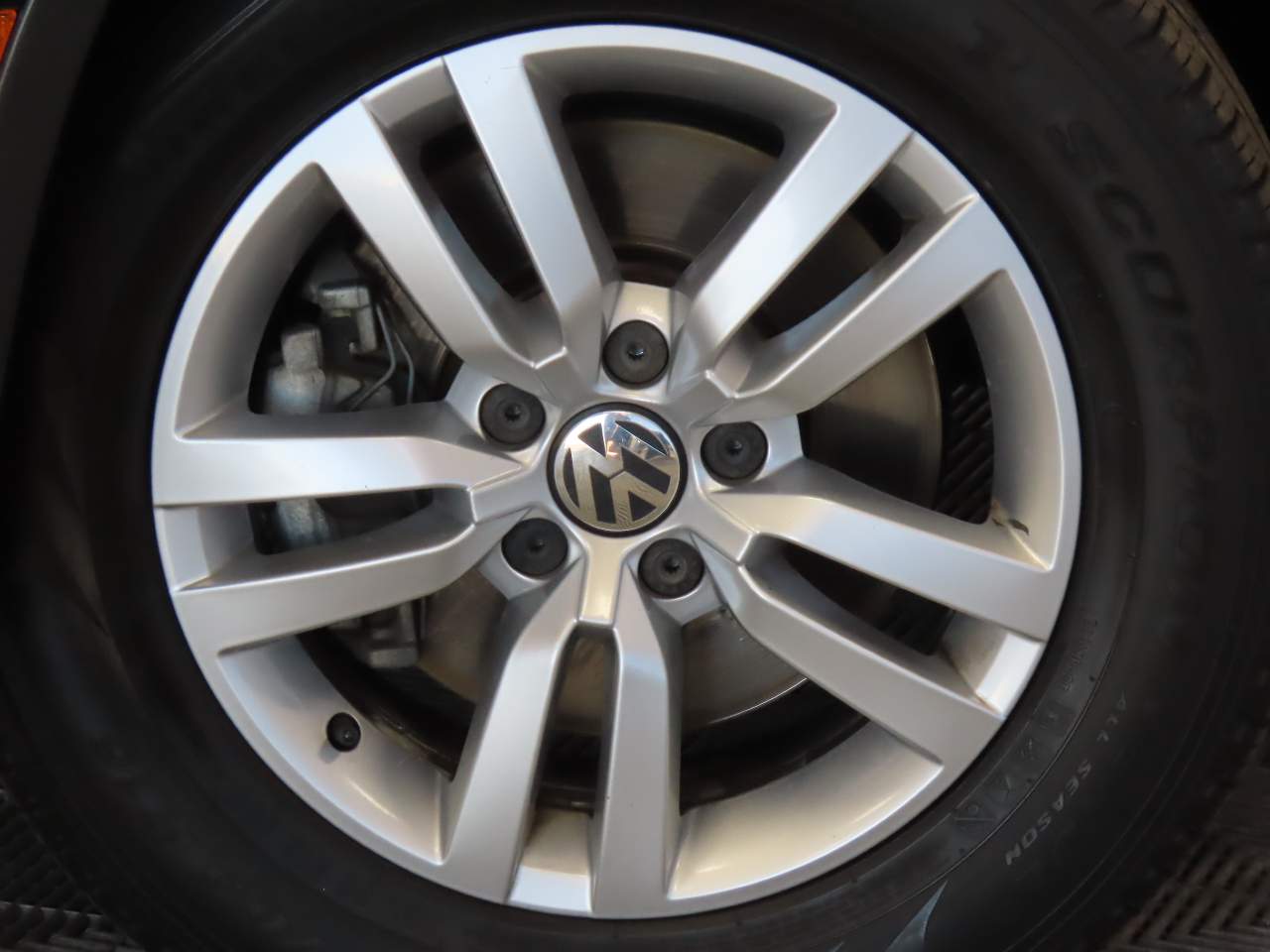 2017 Volkswagen Tiguan S - Photo 6