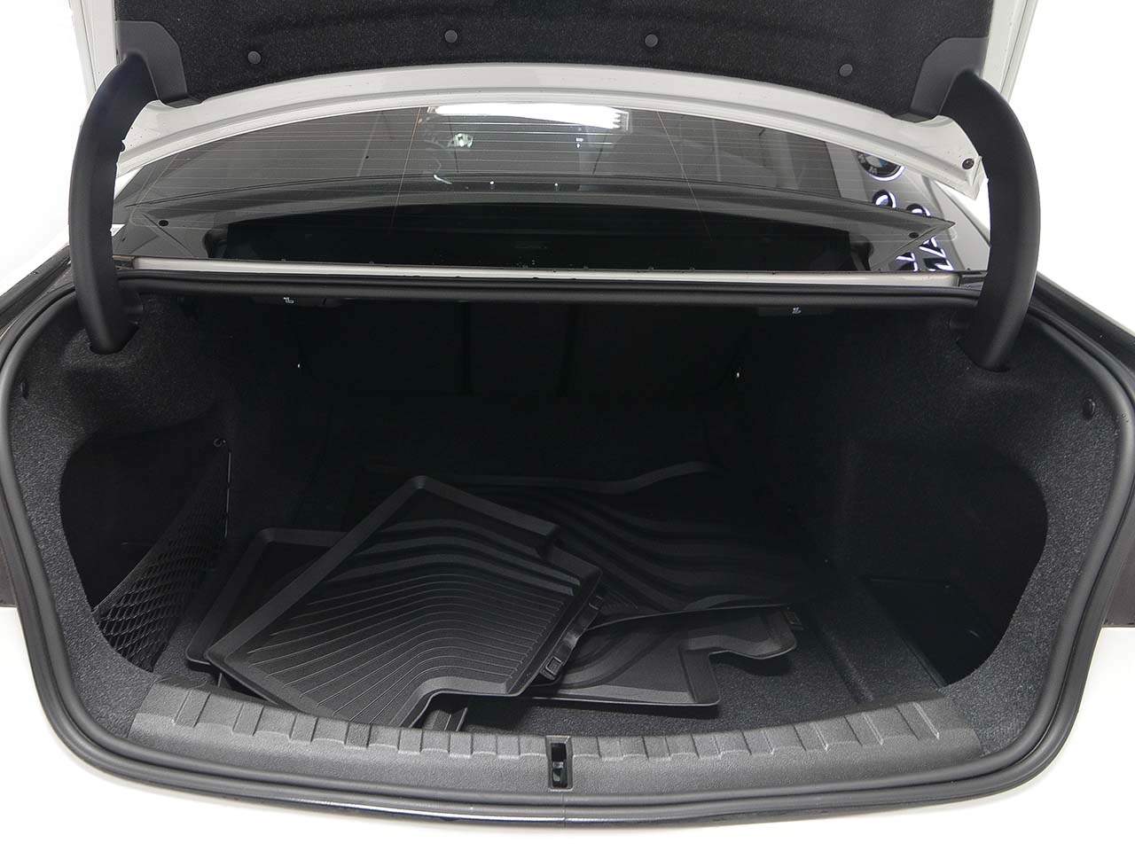 2025 BMW 3 Series 330i - Photo 12